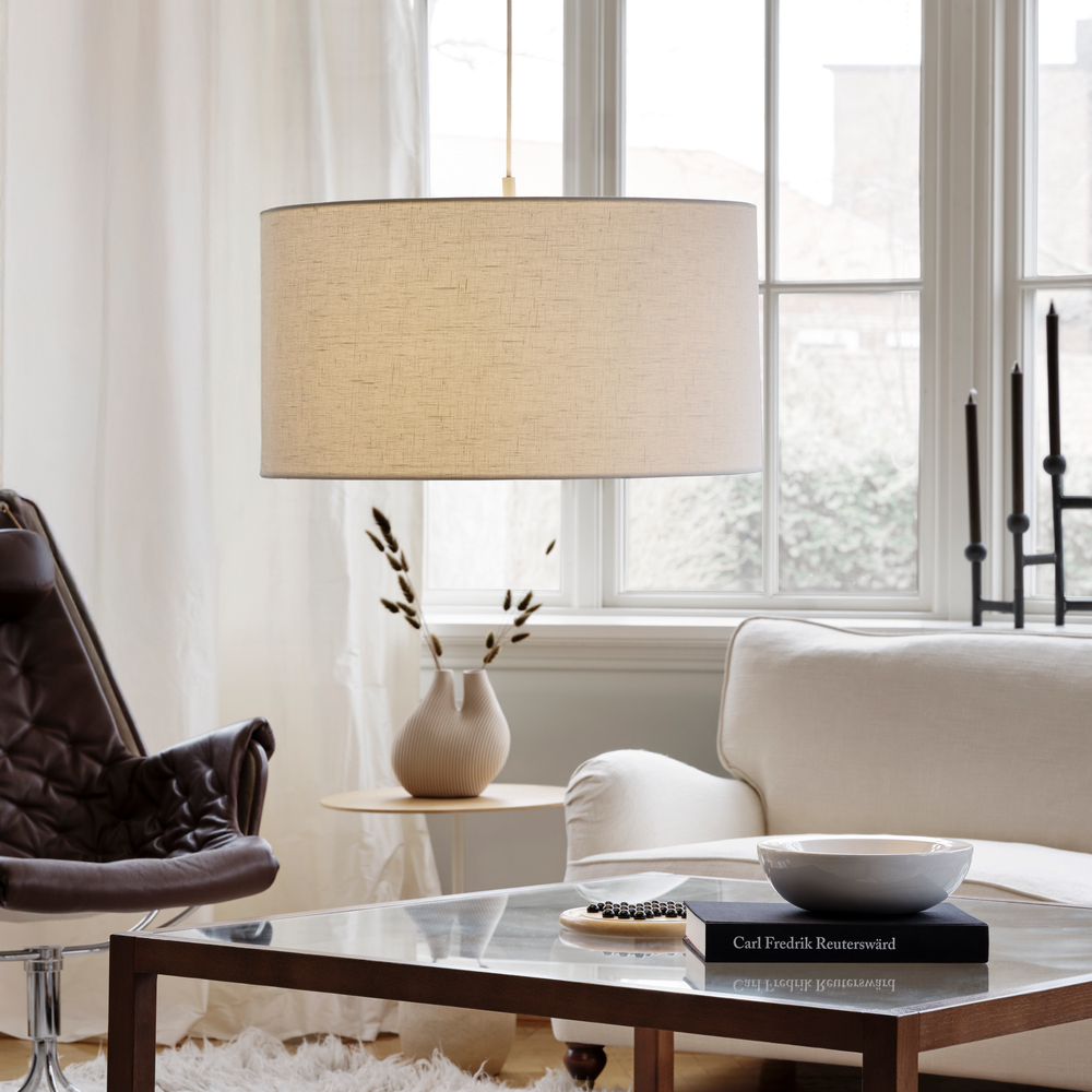 Soft Ø60 Wit/zand hanglamp Van Belid - De Soft hanglamp is een stijlvolle lamp met een zacht afgeronde vorm die een warm en aangenaam licht verspreidt.
