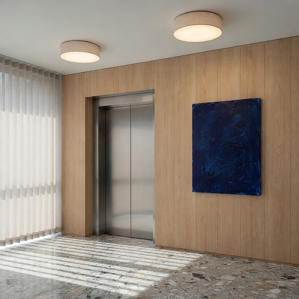 Soft Ø50 Beige linnen plafondlamp Van Belid - De lampenkap van linnen in een natuurlijke beige kleur is gecombineerd met een witte voetplaat die zorgt voor een gelijkmatige en niet-verblindende lichtverdeling.