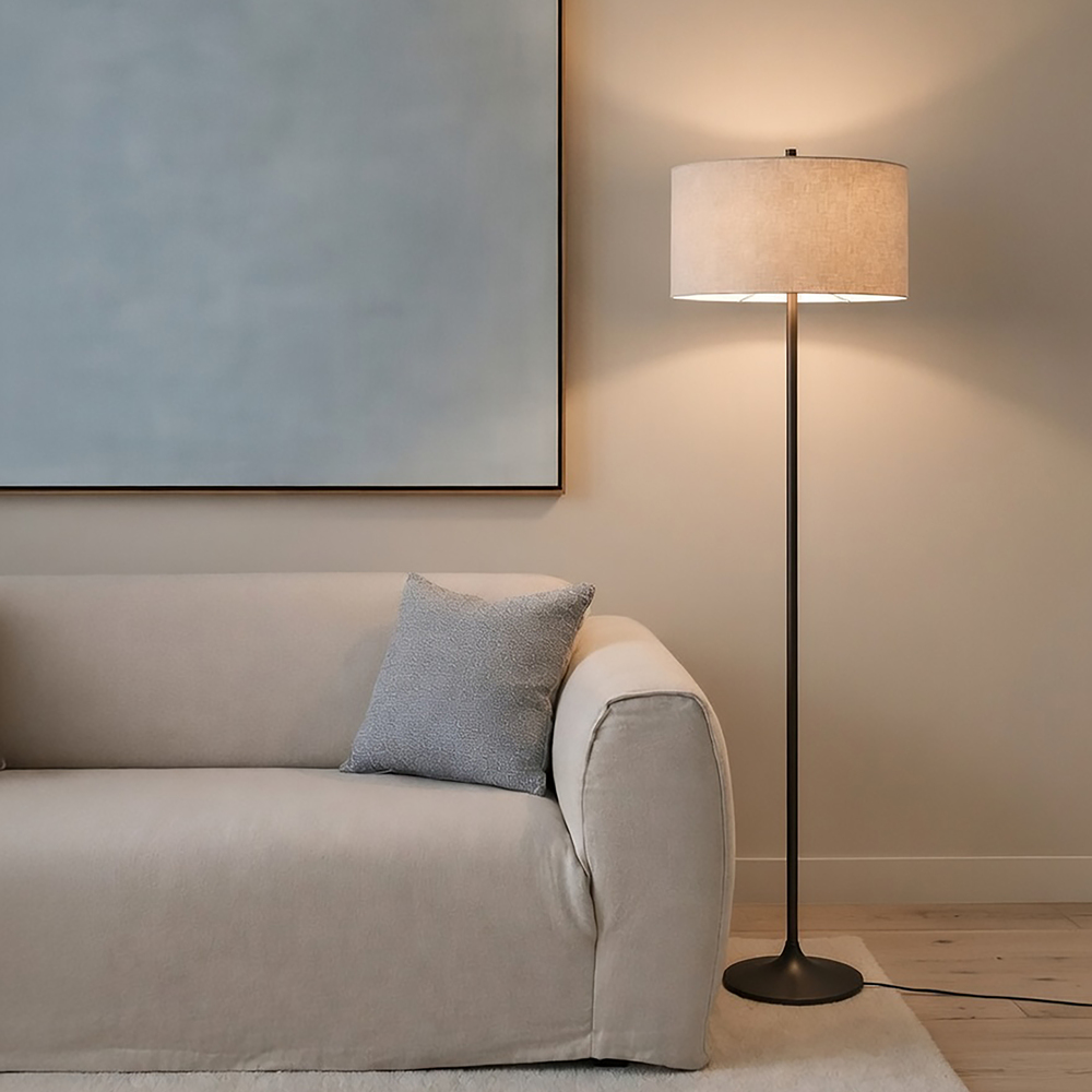 Soft Natuur/brons vloerlamp Van Belid - De Soft vloerlamp is een stijlvolle en harmonieuze lamp met een kap van natuurlijk, Europees linnen en een metalen stang in een metallic bronskleur.