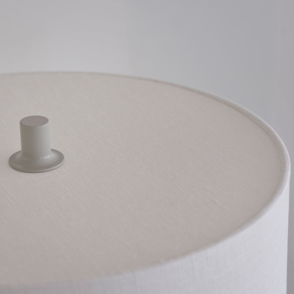 Soft 64cm Wit/zand tafellamp Van Belid - De Soft tafellamp is een stijlvolle en harmonieuze lamp met een kap van wit, Europees linnen en een voet van zandkleurig metaal.