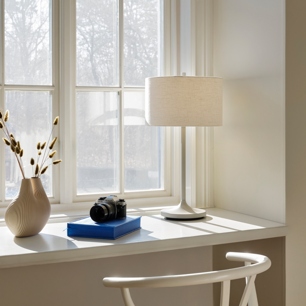 Soft 64cm Wit/zand tafellamp Van Belid - De Soft tafellamp is een stijlvolle en harmonieuze lamp met een kap van wit, Europees linnen en een voet van zandkleurig metaal.