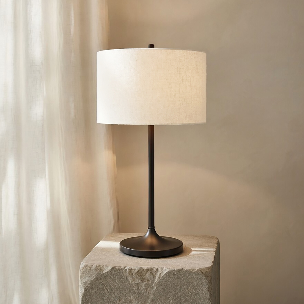 Soft 64cm Wit/brons tafellamp Van Belid - De Soft tafellamp is een stijlvolle en harmonieuze lamp met een kap van wit, Europees vlas en een voet met een metallic bronzen afwerking.