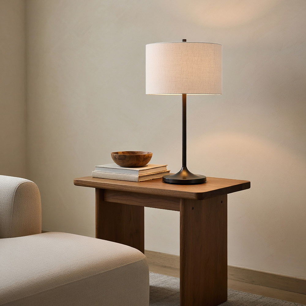 Soft 64cm Wit/brons tafellamp Van Belid - De Soft tafellamp is een stijlvolle en harmonieuze lamp met een kap van wit, Europees vlas en een voet met een metallic bronzen afwerking.