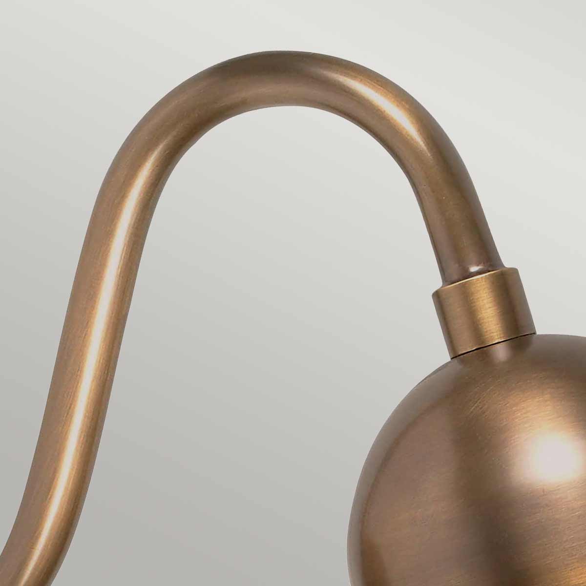 Somerton Antiek messing buitenlamp Van Elstead Lighting - De Somerton wandlamp in verouderd messing is geïnspireerd op de eenvoudige schuurtuinlampen van het begin van de 20e eeuw.