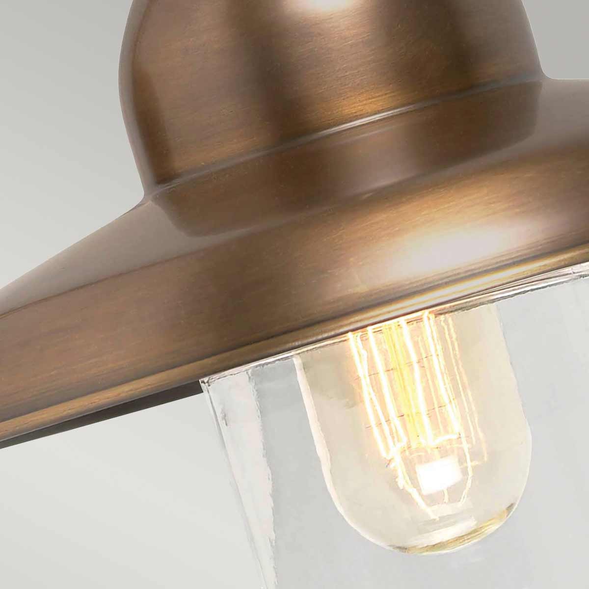 Somerton Antiek messing buitenlamp Van Elstead Lighting - De Somerton wandlamp in verouderd messing is geïnspireerd op de eenvoudige schuurtuinlampen van het begin van de 20e eeuw.