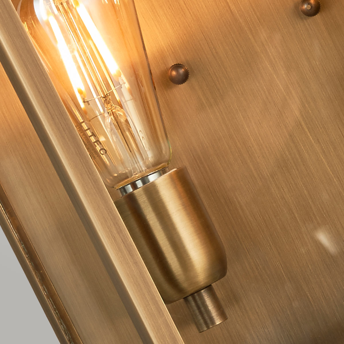 St Martins 42cm Antiek messing buitenlamp Van Elstead Lighting - Gemaakt van massief messing en helder glas, het is een stevige en duurzame constructie die in de loop van de tijd een prachtige patina krijgt.