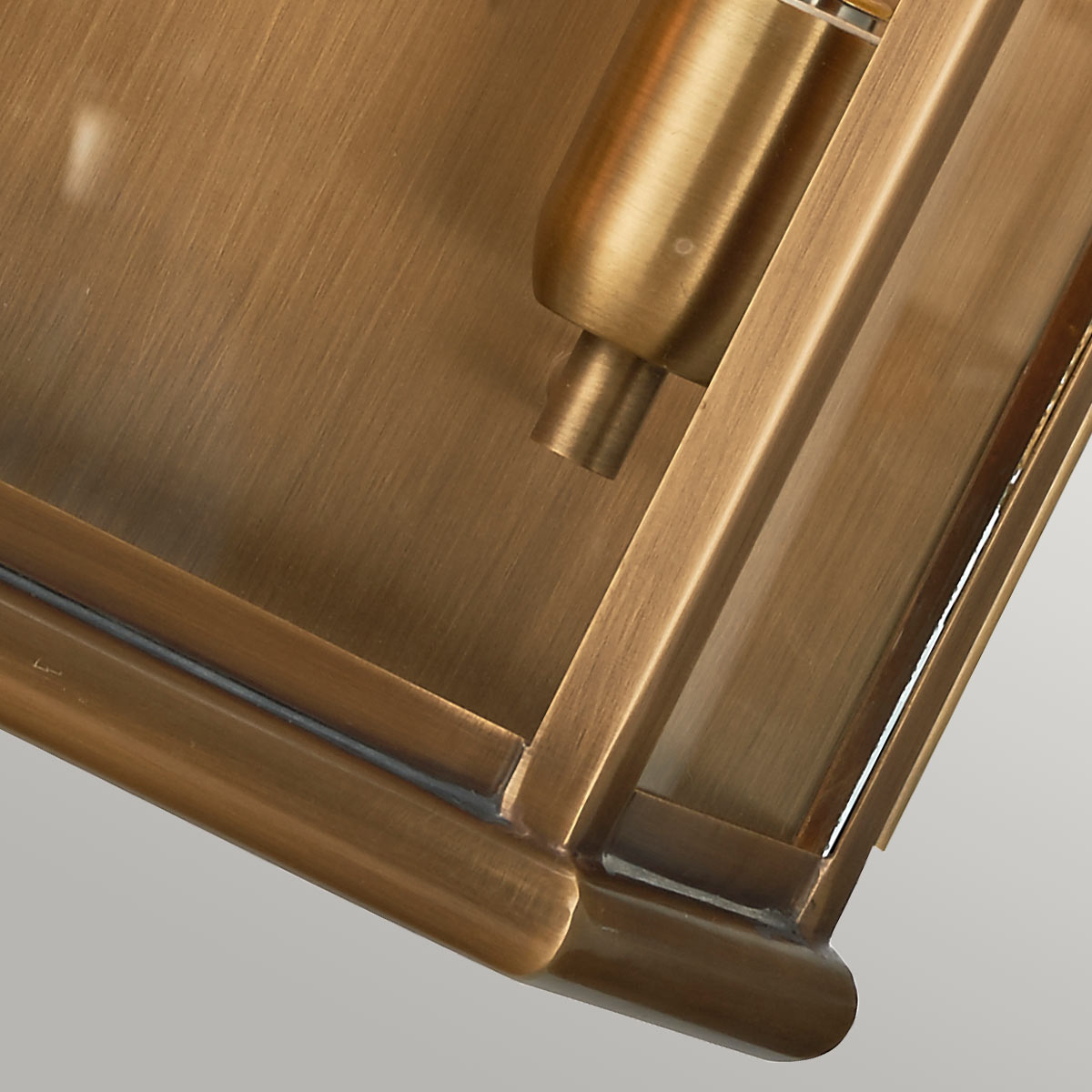 St Martins 42cm Antiek messing buitenlamp Van Elstead Lighting - Gemaakt van massief messing en helder glas, het is een stevige en duurzame constructie die in de loop van de tijd een prachtige patina krijgt.
