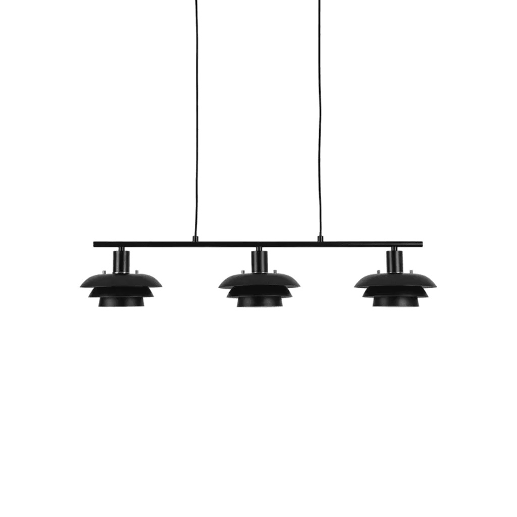 Stealth 86cm Zwart hanglamp Van Nordic Lighting - Stealth is een stijlvolle plafondlamp van zwart metaal met drie naar beneden gerichte kappen die een aangenaam, gericht licht geven boven bijvoorbeeld een eettafel of keuken.