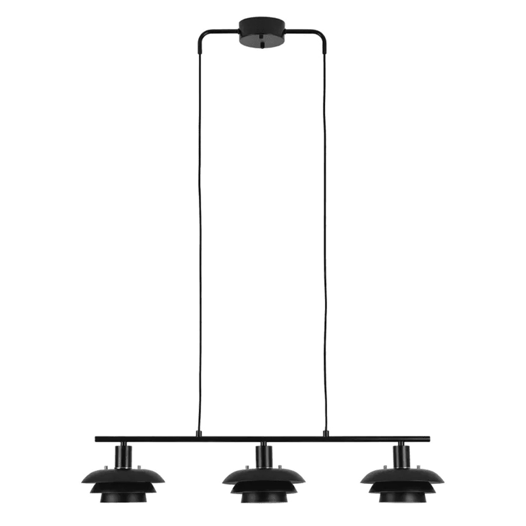 Stealth 86cm Zwart hanglamp Van Nordic Lighting - Stealth is een stijlvolle plafondlamp van zwart metaal met drie naar beneden gerichte kappen die een aangenaam, gericht licht geven boven bijvoorbeeld een eettafel of keuken.