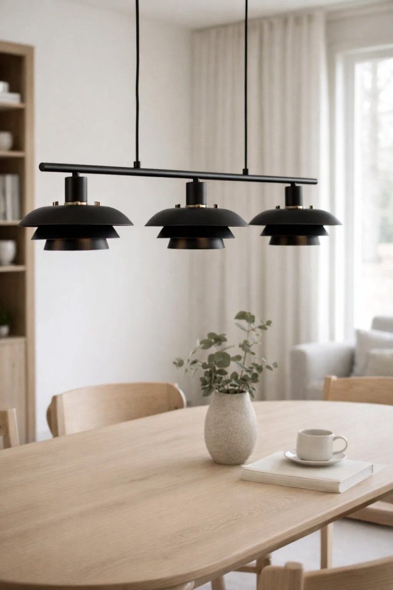 Stealth 86cm Zwart hanglamp Van Nordic Lighting - Stealth is een stijlvolle plafondlamp van zwart metaal met drie naar beneden gerichte kappen die een aangenaam, gericht licht geven boven bijvoorbeeld een eettafel of keuken.