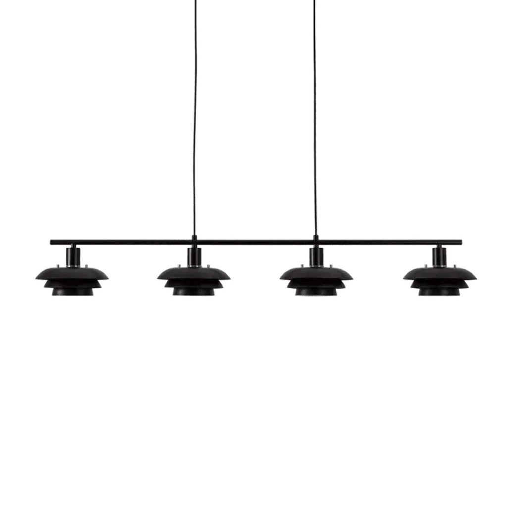 Stealth 120cm Zwart hanglamp Van Nordic Lighting - Stealth is een stijlvolle plafondlamp van zwart metaal met vier naar beneden gerichte kappen die een aangenaam, gericht licht geven boven bijvoorbeeld een eettafel of keuken.
