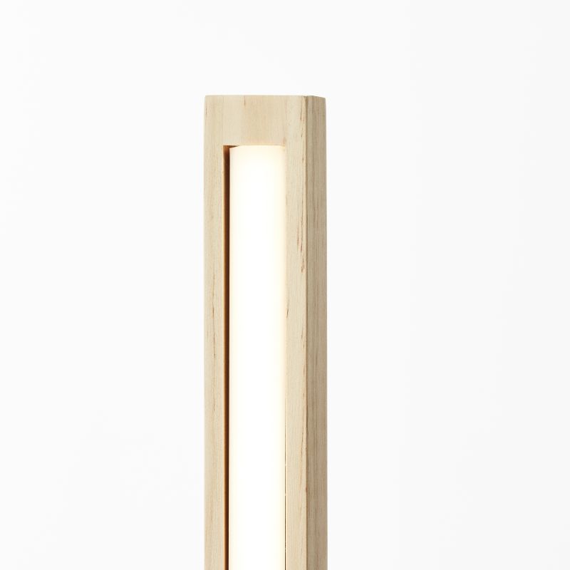 Arion Hout vloerlamp Van Brilliant - De lamp verspreidt een warmwit licht van 3000 Kelvin en met 1400 lumen vormt hij een aanvulling op de algemene verlichting van de kamer.