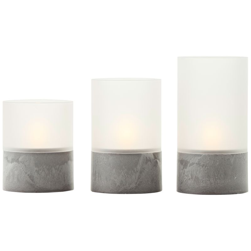 Bougie 3 Stuks Grijs/wit Van Brilliant - De Bougie LED-kaarsen in een verpakking van 3 zijn een stijlvolle verlichtingsoplossing die zowel binnen als buiten een warme en gezellige sfeer cre&euml;ert.