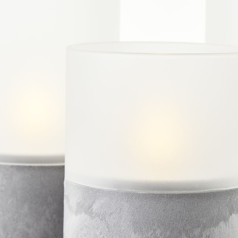 Bougie 3 Stuks Grijs/wit Van Brilliant - De Bougie LED-kaarsen in een verpakking van 3 zijn een stijlvolle verlichtingsoplossing die zowel binnen als buiten een warme en gezellige sfeer cre&euml;ert.