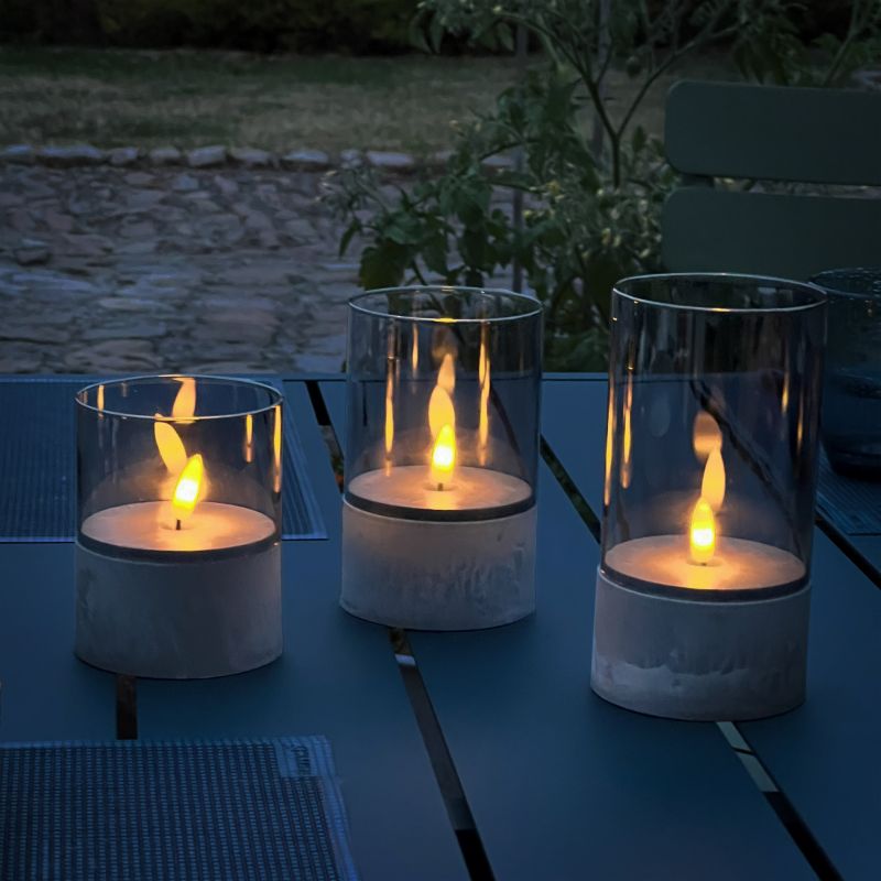 Bougie 3 Stuks Grijs/rook Van Brilliant - De Bougie LED-kaarsen in een verpakking van 3 zijn een stijlvolle verlichtingsoplossing die zowel binnen als buiten een warme en gezellige sfeer cre&euml;ert.