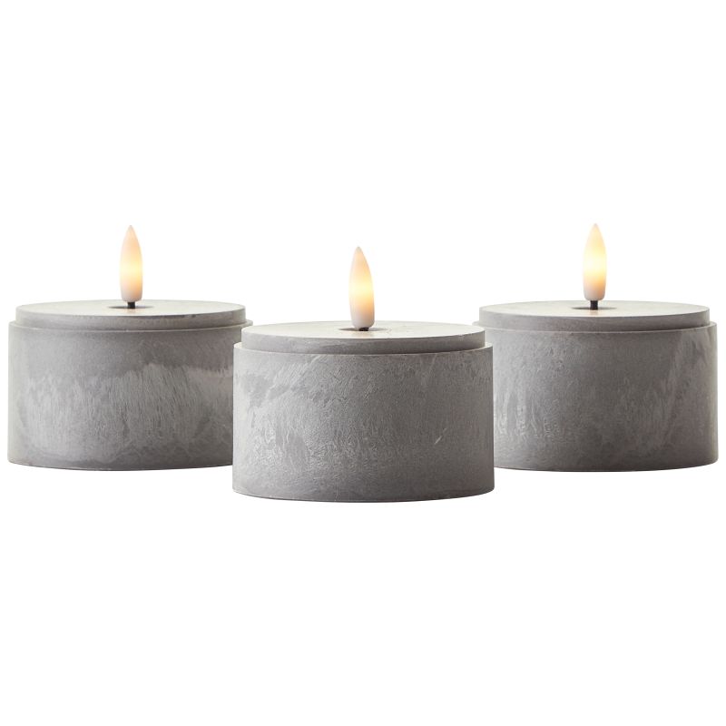 Bougie 3 Stuks Grijs/rook Van Brilliant - De Bougie LED-kaarsen in een verpakking van 3 zijn een stijlvolle verlichtingsoplossing die zowel binnen als buiten een warme en gezellige sfeer cre&euml;ert.