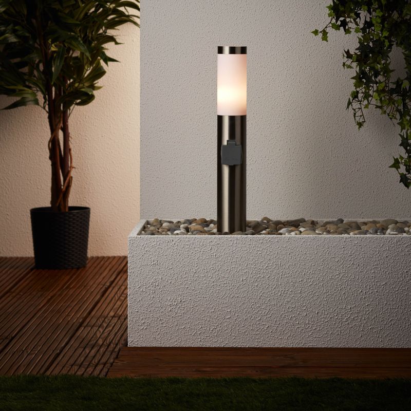Chorus 50cm Staal lichtpaaltjes Van Brilliant - Hij is eenvoudig te installeren waar al een basis aanwezig is en heeft bovendien een geïntegreerd stopcontact waarmee u tuingereedschap of andere apparatuur kunt aansluiten.