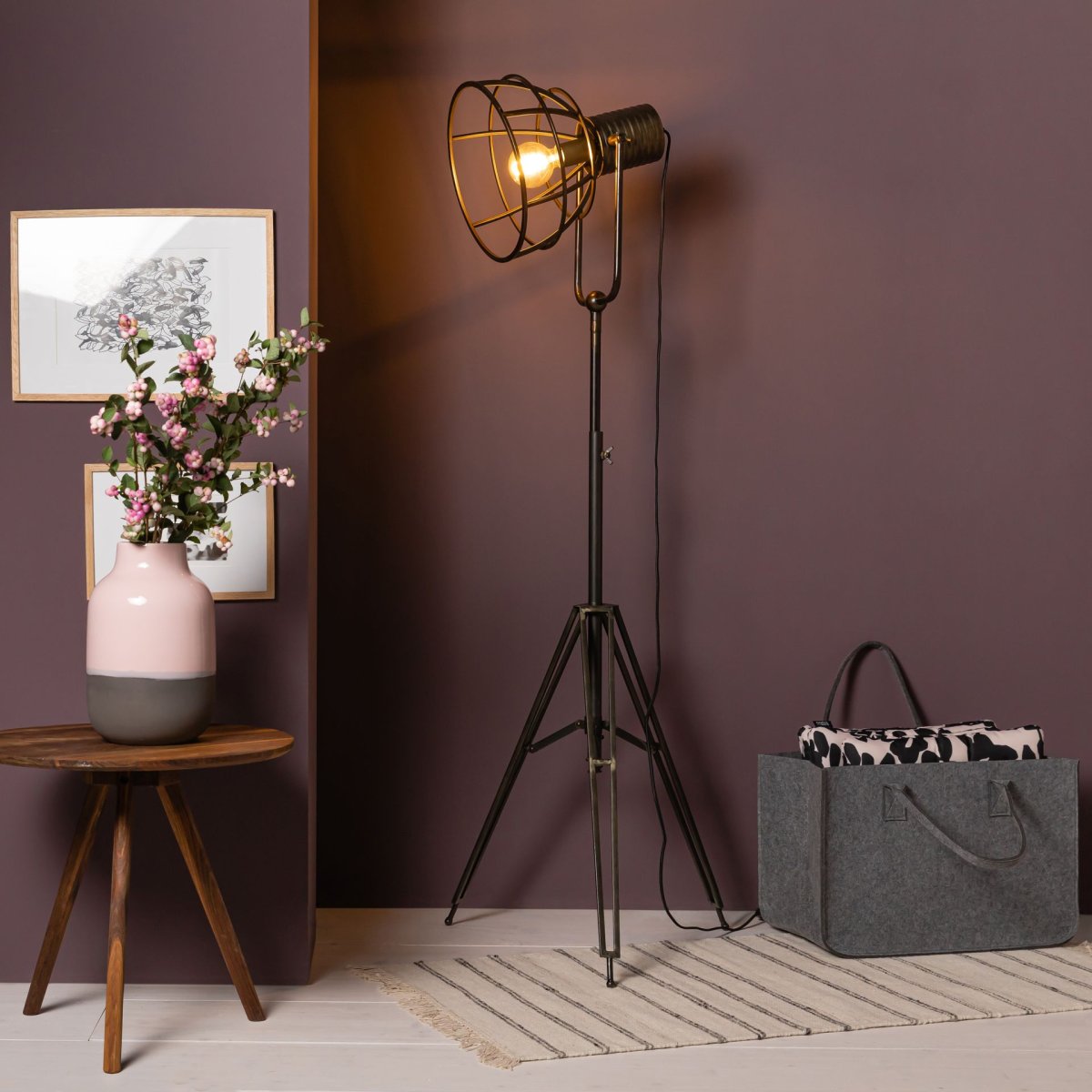 Reece vloerlamp Van Brilliant - De zachte vormen en het stijlvolle ontwerp zorgen ervoor dat de lamp net zo goed boven de eettafel past als in de woonkamer, slaapkamer of hal.