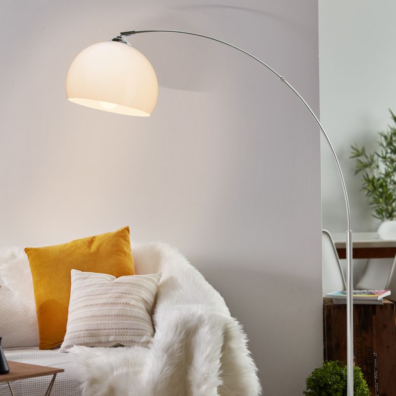 Vessa Chroom vloerlamp Van Brilliant - Dankzij de uitstekende arm kan de lamp op &eacute;&eacute;n plek staan, maar toch een andere plek verlichten - perfect als leeslamp achter de bank of als aanvulling op de algemene verlichting.