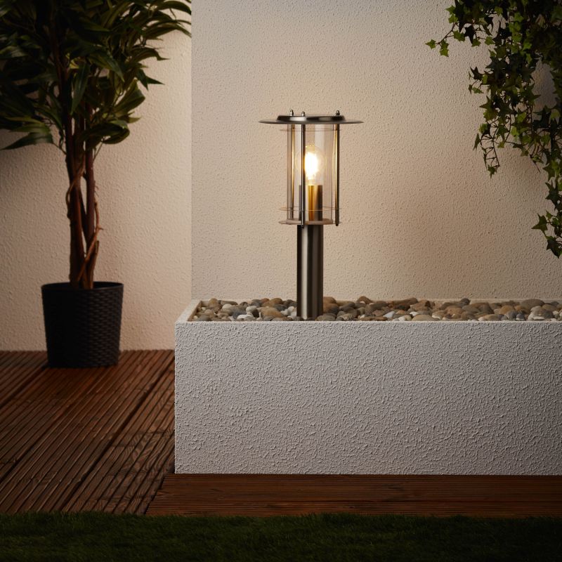 York 40cm Staal lichtpaaltjes Van Brilliant - Hij is eenvoudig te installeren waar al een basis aanwezig is en vormt een discreet maar functioneel element in de buitenomgeving.