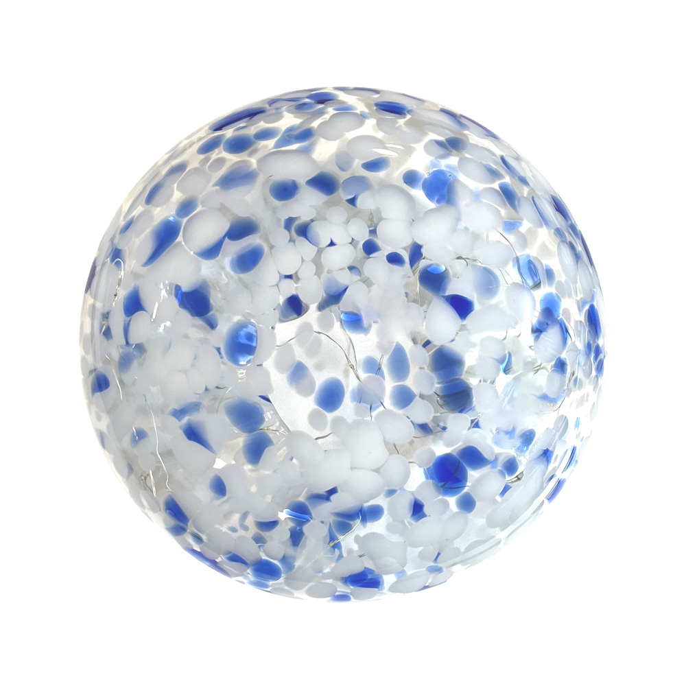 Sten 15cm Blauw/Wit tafellamp Van Pixie Design - De stenen lamp van Pixie Design heeft een prachtig design met een gemarmerd oppervlak in blauw.