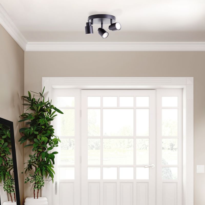 Andres 3 Zwart spot Van Brilliant - Het licht kan worden gericht om details te accentueren of grotere delen van de kamer te verlichten, en de lamp kan zowel aan het plafond als aan de muur worden bevestigd.