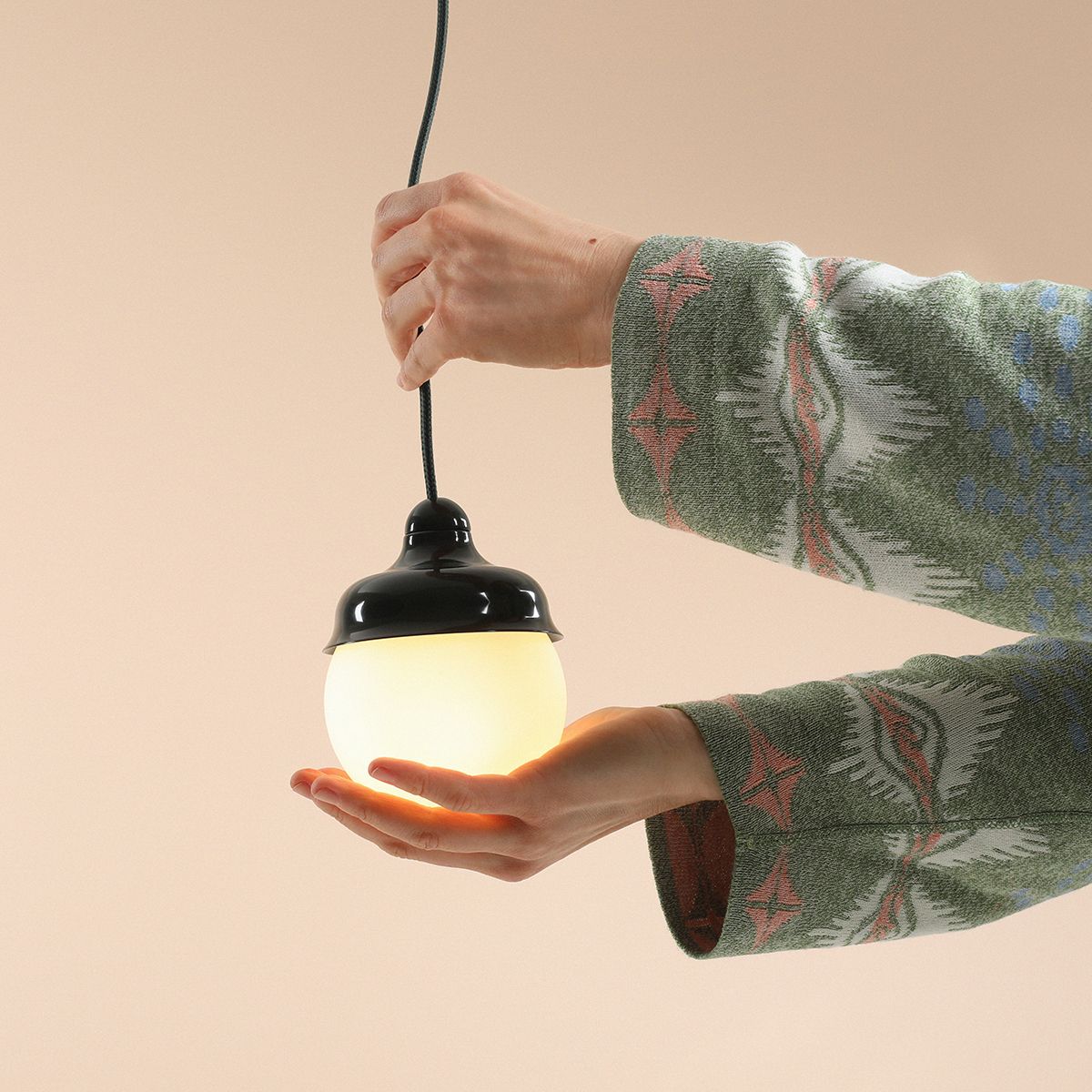 Wave Ø17 Donkergroen hanglamp Van Artera - Wave is een moderne hanglamp met een retrodesign, gemaakt van metaal en opaalglas.