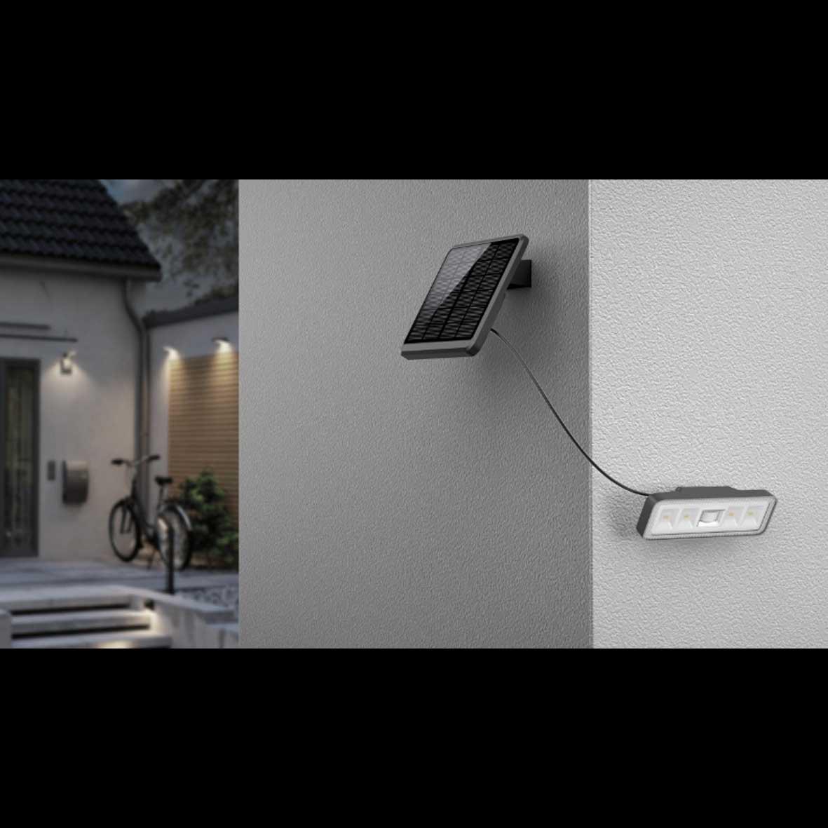 Batterijgevoede schijnwerper met sensor Zwart solarlamp Van Designlight - Als de armatuur beweging detecteert, licht deze 18 seconden lang op met 100% helderheid (1000 lm) voordat hij overschakelt naar een basislichtsterkte van ongeveer 30-50 lm.