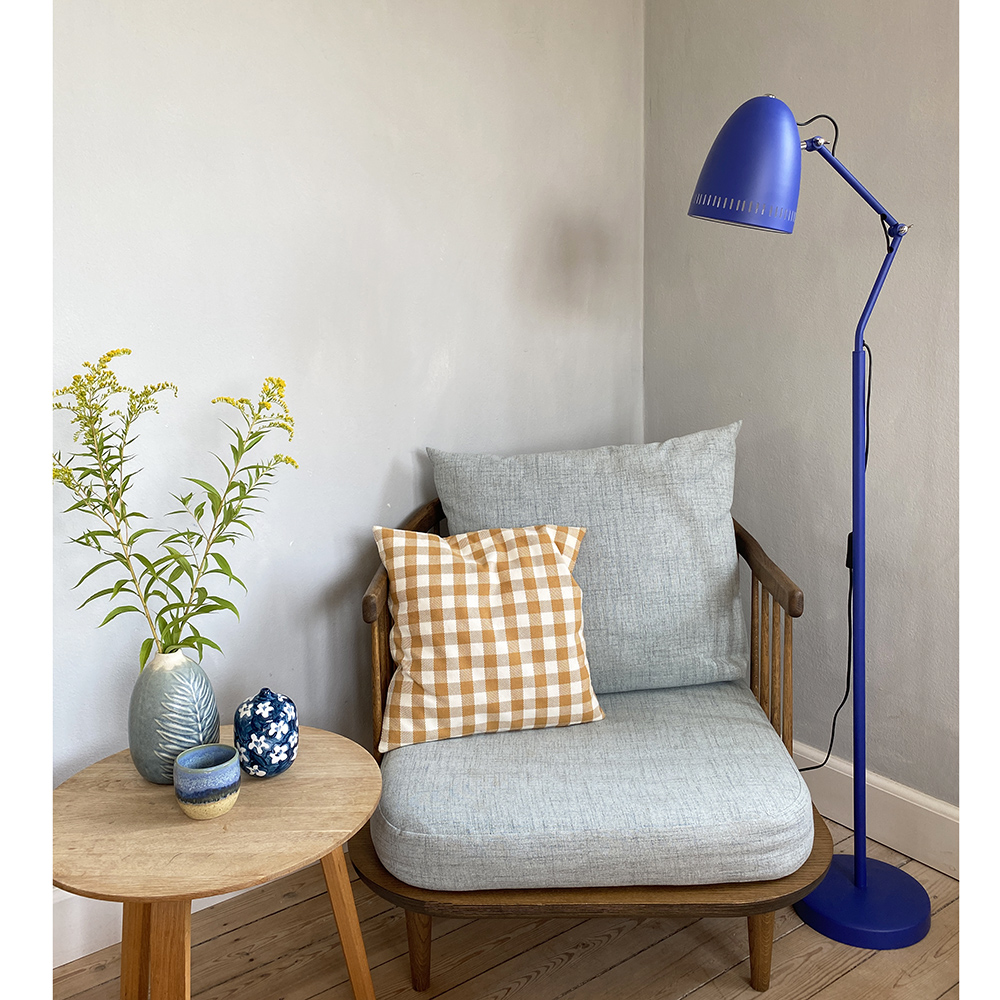 Dynamo 1 Donkerblauw vloerlamp Van Superliving - De klassieke kap met decoratieve geponste haren zorgt voor een aangename lichtverdeling, terwijl de armen met kruisvleugelschroeven het eenvoudig maken om de lamp te verstellen en in de gewenste positie te fixeren.