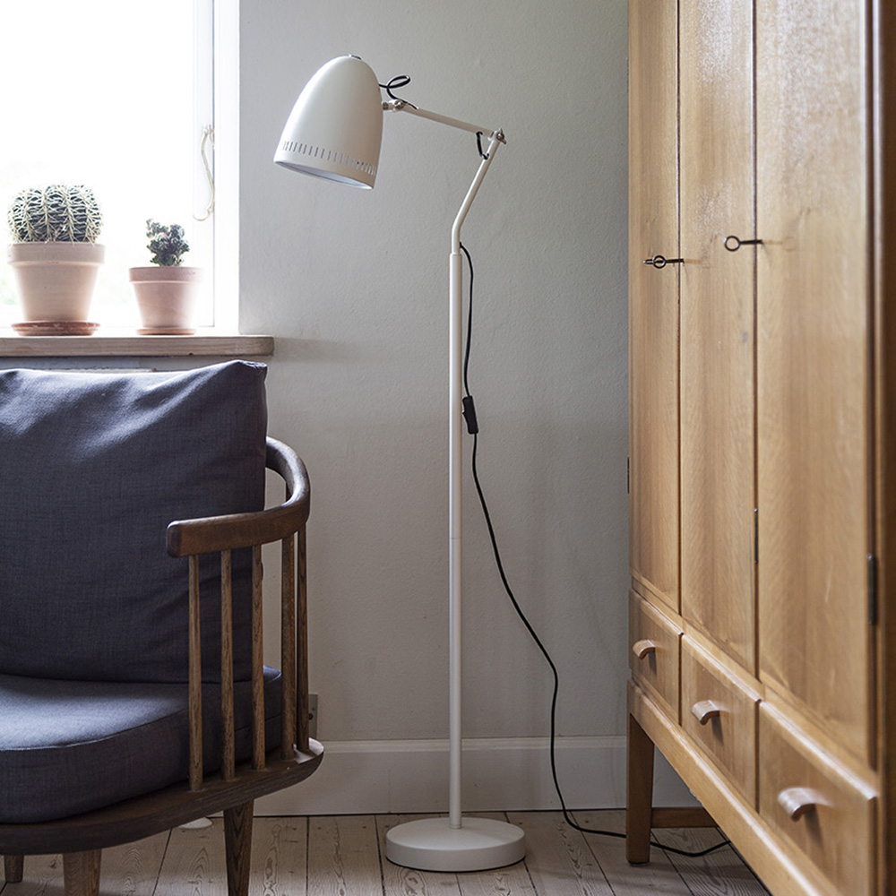 Dynamo 1 Wit vloerlamp Van Superliving - De klassieke kap met decoratieve gaten zorgt voor een aangename lichtverdeling, terwijl de armen met twee vlinderschroeven het eenvoudig maken om de lamp te verstellen en in de gewenste positie te fixeren.