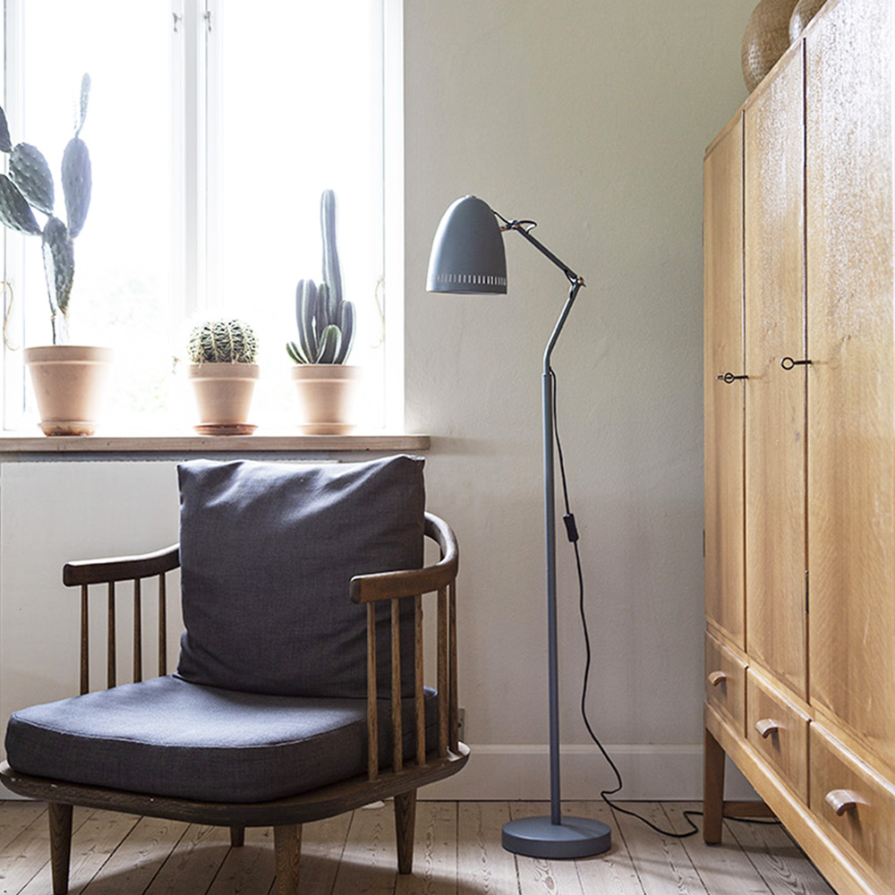 Dynamo 1 Blauw vloerlamp Van Superliving - De klassieke kap met decoratieve geponste haren zorgt voor een aangename lichtverdeling, terwijl de armen met dubbele vlinderschroeven het eenvoudig maken om de lamp te verstellen en in de gewenste positie te fixeren.