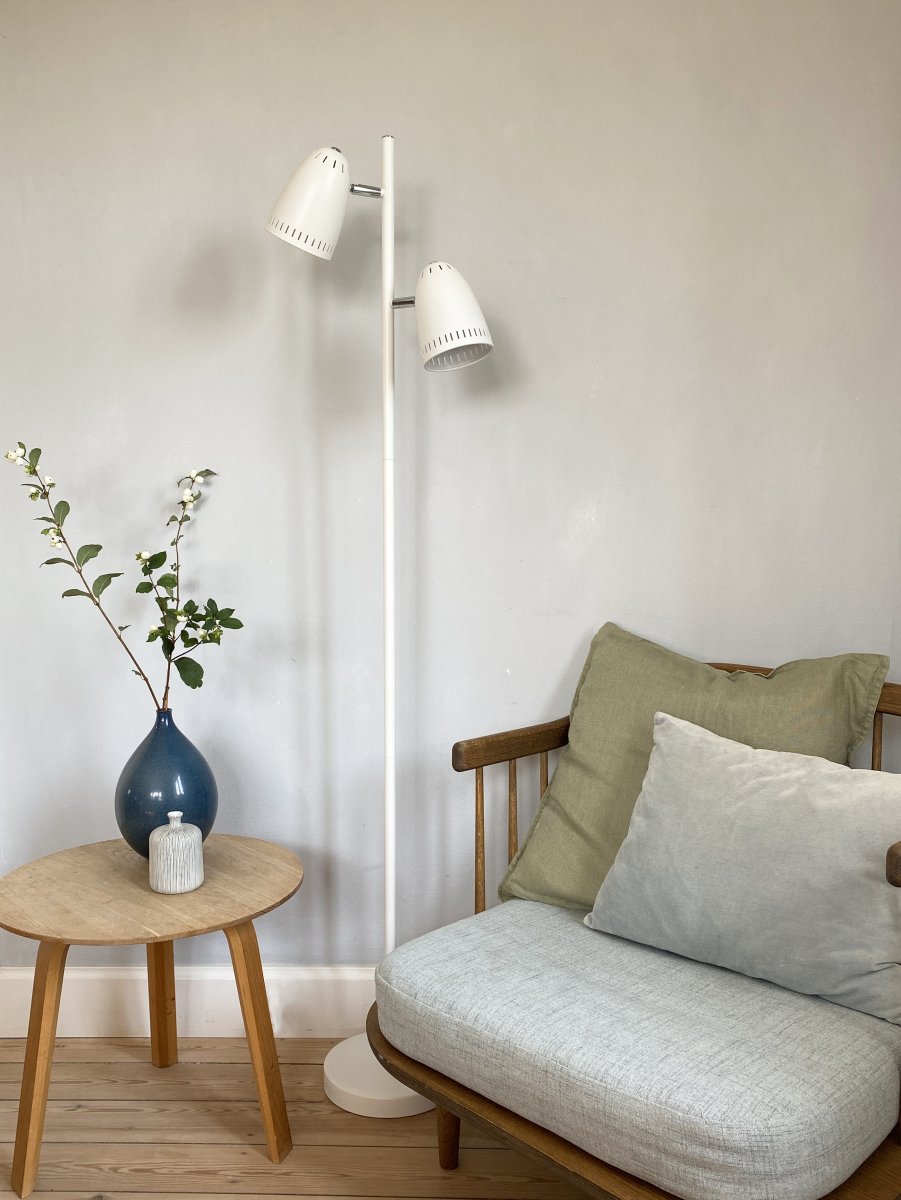 Dynamo 2 Wit vloerlamp Van Superliving - De kappen zijn 345&deg; kantelbaar en draaibaar, waardoor je het licht gemakkelijk precies daar kunt richten waar je het nodig hebt - perfect als leeslamp of als sfeerverlichting in de woonkamer.