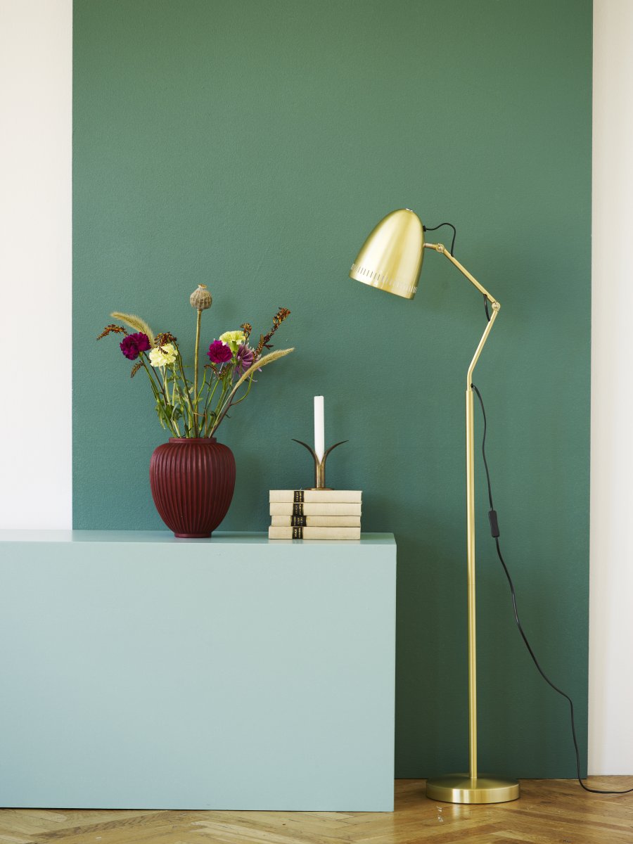 Dynamo 1 Geborsteld messing vloerlamp Van Superliving - De klassieke kap met decoratieve gaten zorgt voor een aangename lichtverdeling, terwijl de armen met twee vlinderschroeven het eenvoudig maken om de lamp te verstellen en in de gewenste positie te bevestigen.