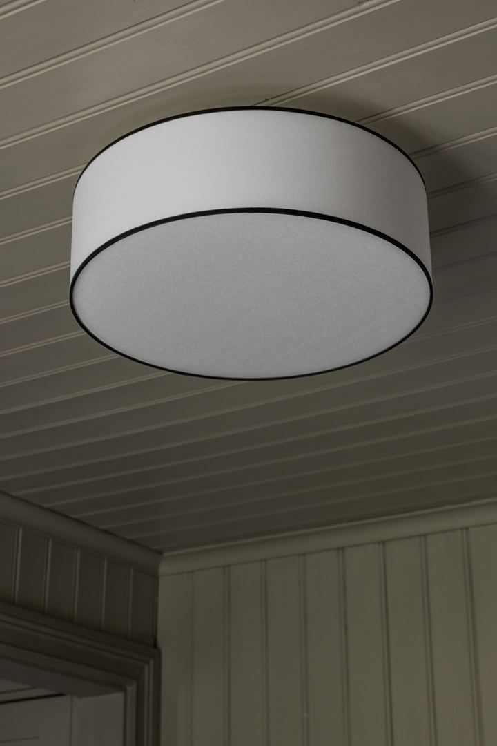 Theo Ø48 Wit/zwart plafondlamp Van Alde & Lind - De zwarte randen geven een klassieke uitstraling en passen in de meeste huizen.