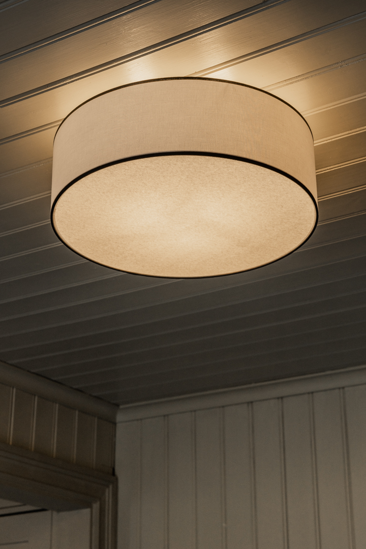 Theo Ø48 Wit/zwart plafondlamp Van Alde & Lind - De zwarte randen geven een klassieke uitstraling en passen in de meeste huizen.