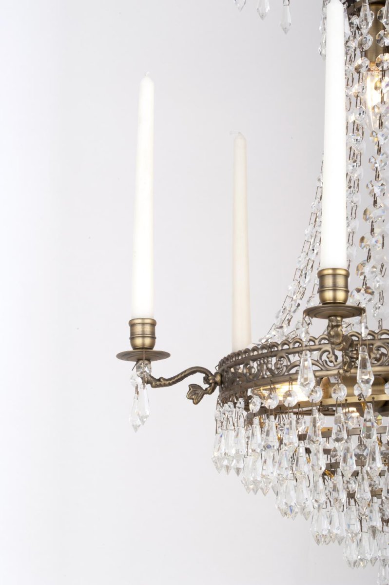 Empire Classic Ø55 Antiek messing kristal Van Norrsken Design - Deze kroon vangt en reflecteert het licht op een manier die een warme en uitnodigende gloed geeft.