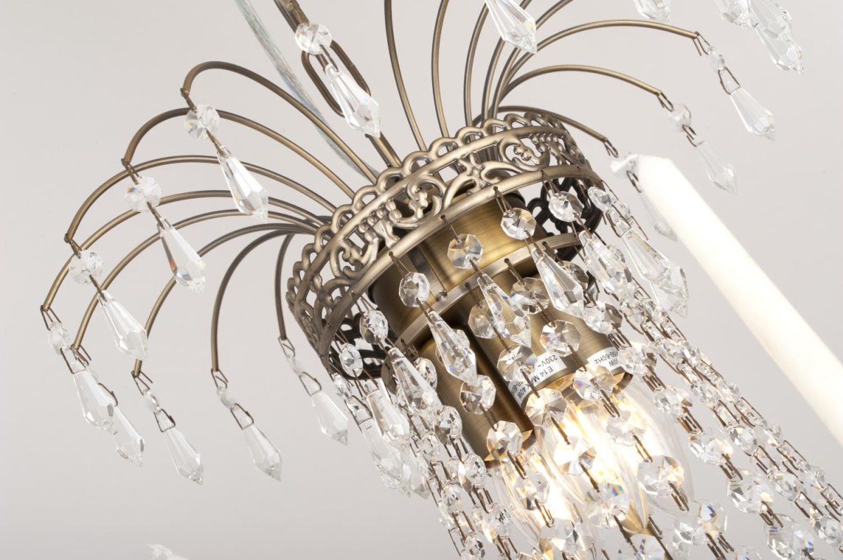 Empire Classic Ø55 Antiek messing kristal Van Norrsken Design - Deze kroon vangt en reflecteert het licht op een manier die een warme en uitnodigende gloed geeft.