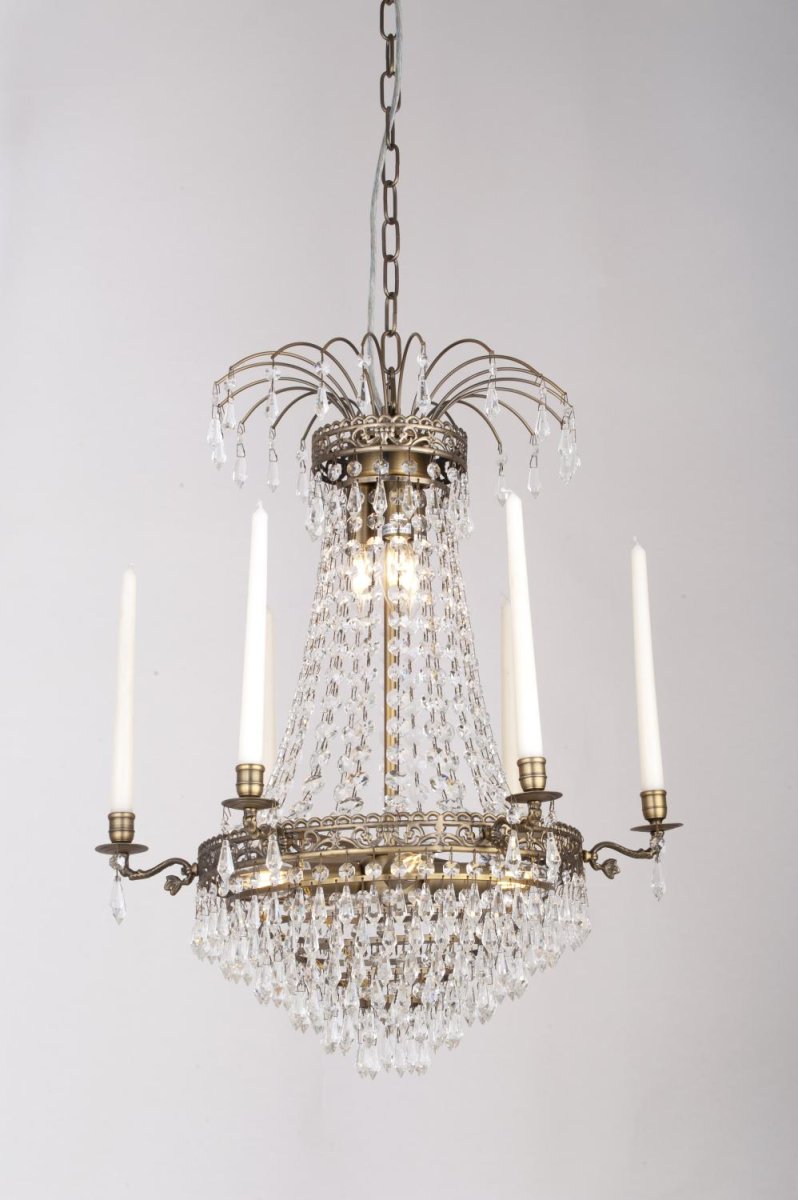Empire Classic Ø55 Antiek messing kristal Van Norrsken Design - Deze kroon vangt en reflecteert het licht op een manier die een warme en uitnodigende gloed geeft.