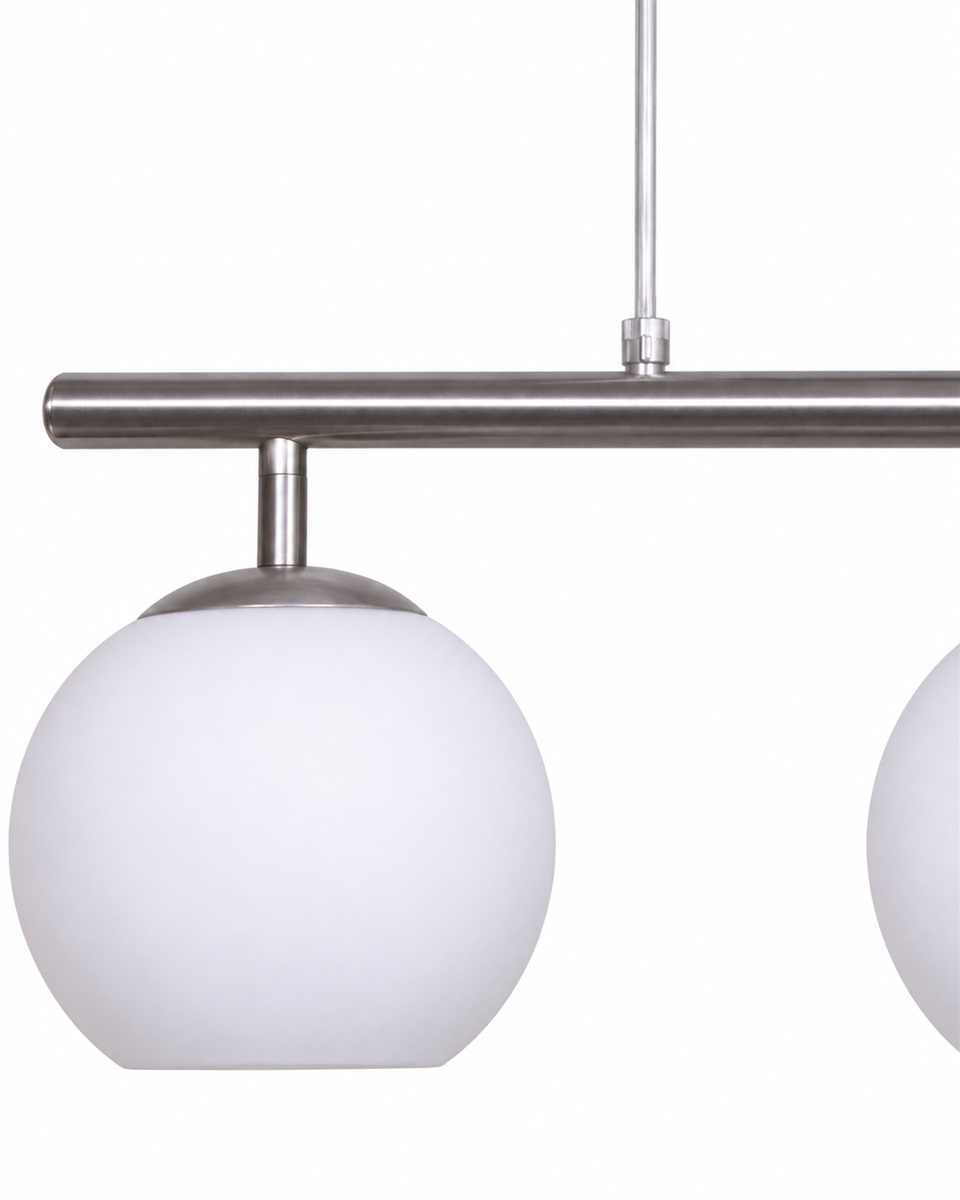 Globi 4 78cm Nikkel hanglamp Van Nordic Lighting - De metalen ophanging met een matte nikkelafwerking zorgt voor een elegante en grafische uitstraling, terwijl de vier ronde opalen glazen koepels een aangenaam en gelijkmatig licht in de ruimte verspreiden.