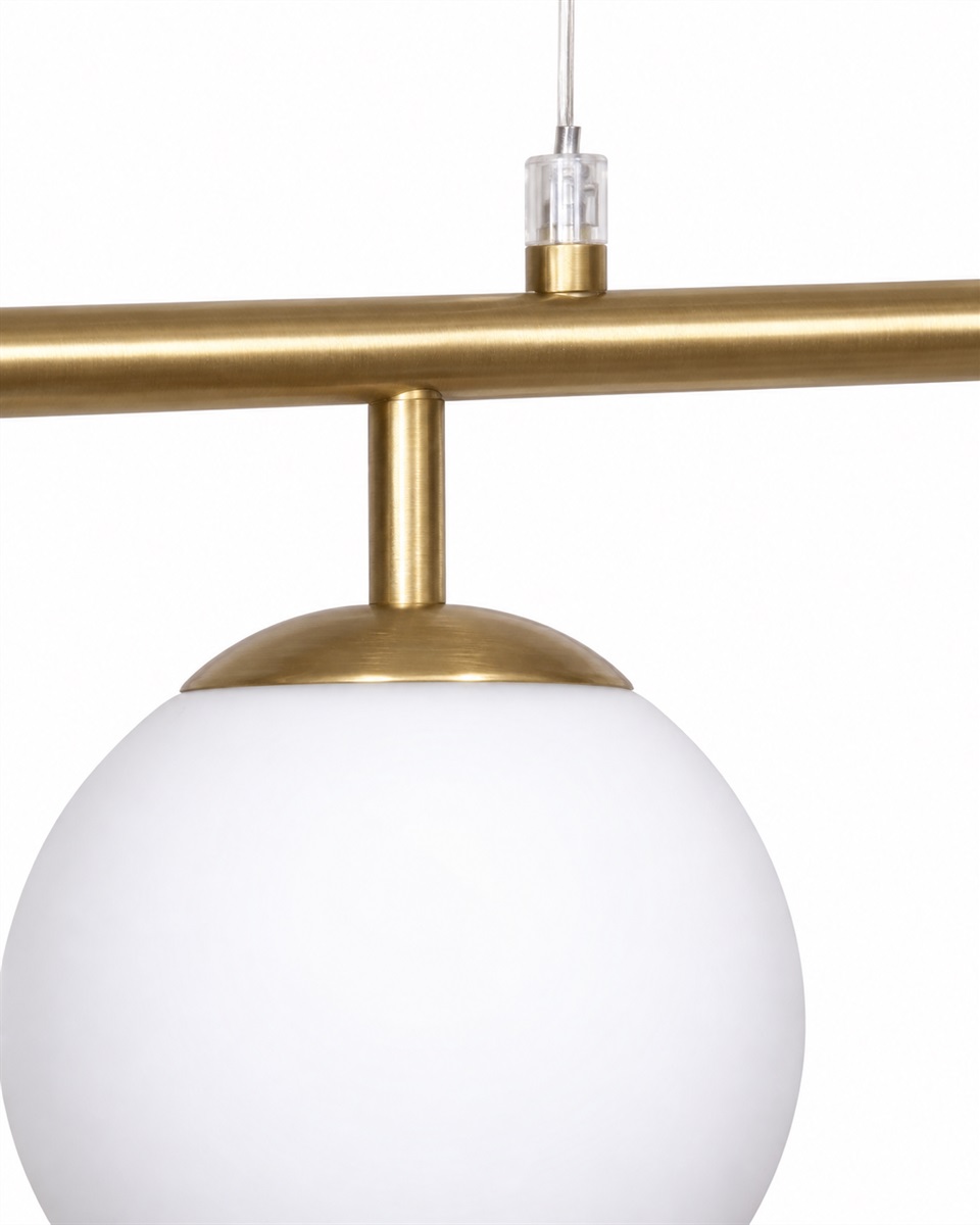 Globi 4 78cm Geborsteld messing/wit hanglamp Van Nordic Lighting - De metalen ophanging met geborsteld messing afwerking zorgt voor een elegante en grafische uitstraling, terwijl de vier ronde opalen glazen koepels een aangenaam en gelijkmatig licht in de ruimte verspreiden.