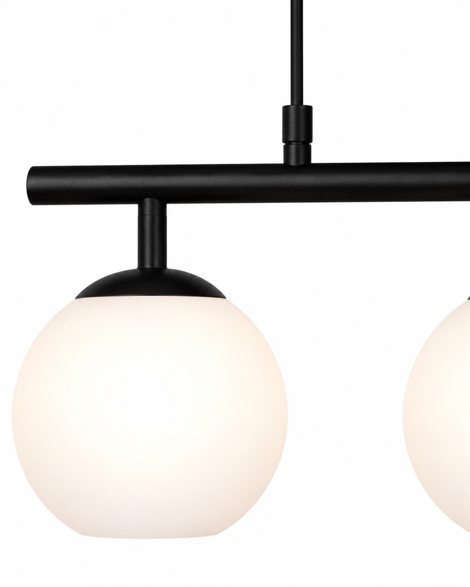 Globi 4 78cm Zwart-wit hanglamp Van Nordic Lighting - Globi is een decoratieve blikvanger die zowel in moderne als in meer klassieke interieurs perfect tot zijn recht komt.