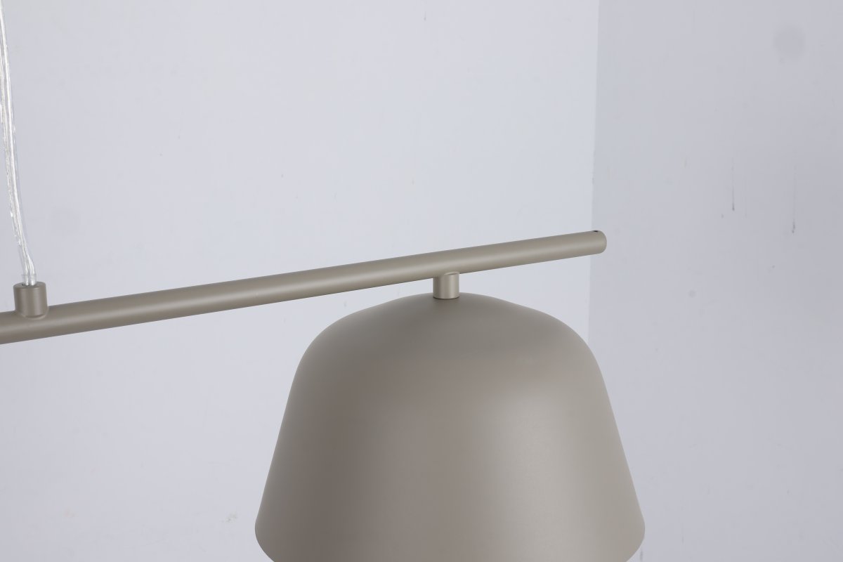 Pop 125cm Beige hanglamp Van Nordic Lighting - De strakke lijnen van de lamp worden gecombineerd met verschillende naar beneden gerichte kappen die een aangenaam en functioneel licht verspreiden boven de eettafel of keuken.