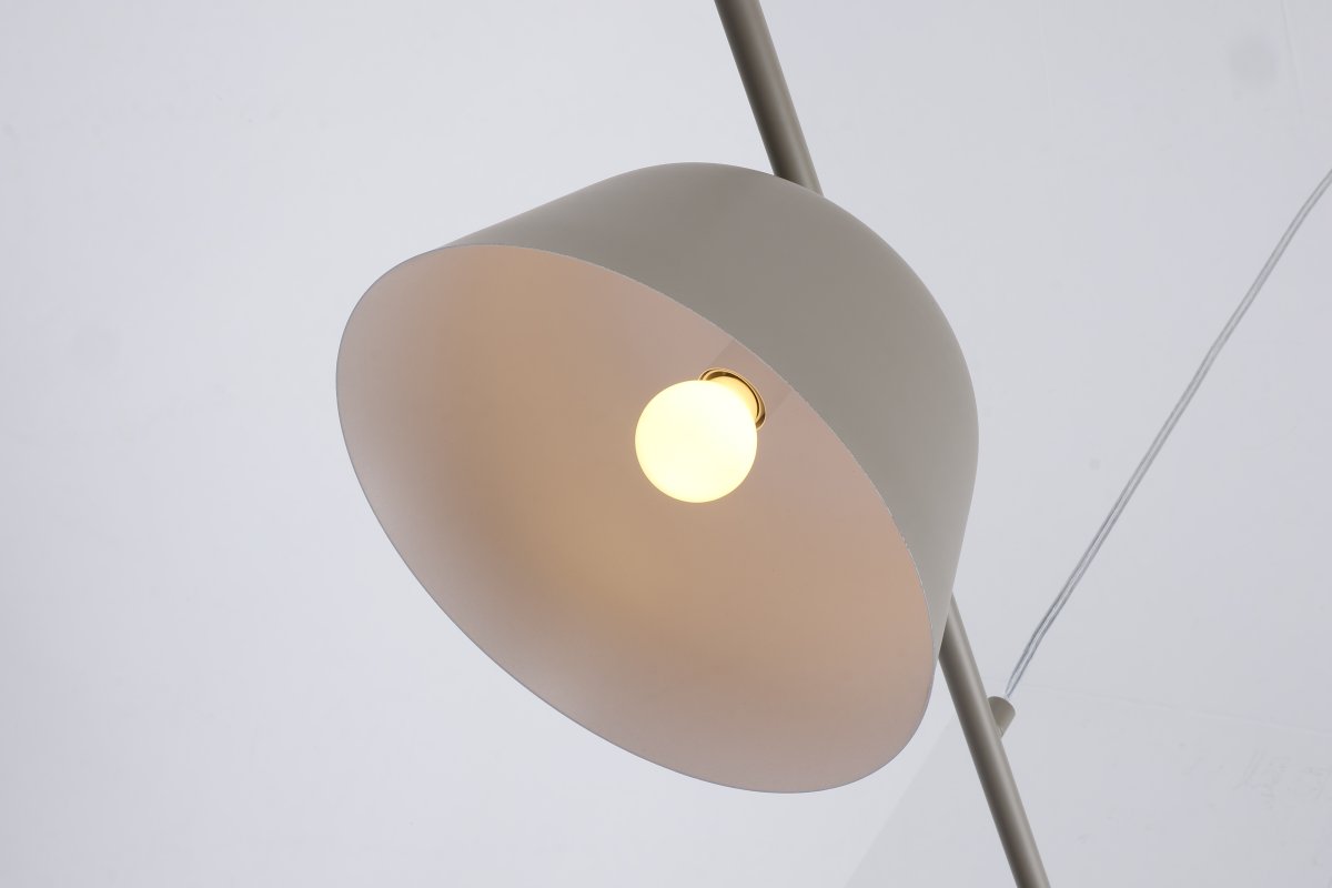 Pop 125cm Beige hanglamp Van Nordic Lighting - De strakke lijnen van de lamp worden gecombineerd met verschillende naar beneden gerichte kappen die een aangenaam en functioneel licht verspreiden boven de eettafel of keuken.