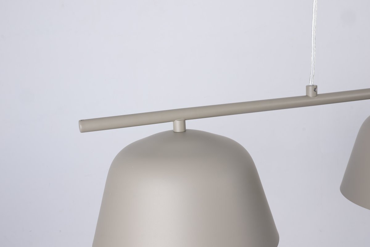 Pop 142cm Beige hanglamp Van Nordic Lighting - De strakke lijnen van de lamp worden gecombineerd met verschillende naar beneden gerichte kappen die een aangenaam en functioneel licht verspreiden boven de eettafel of keuken.