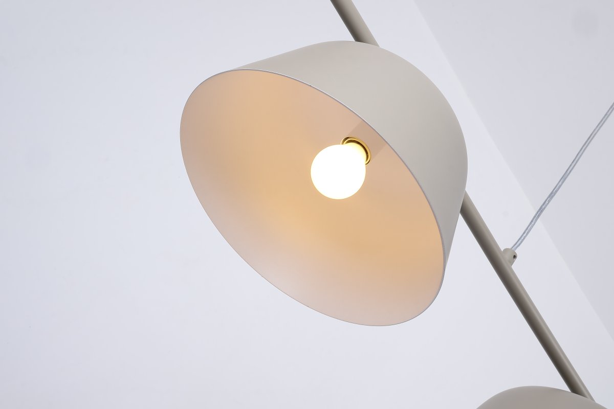 Pop 142cm Beige hanglamp Van Nordic Lighting - De strakke lijnen van de lamp worden gecombineerd met verschillende naar beneden gerichte kappen die een aangenaam en functioneel licht verspreiden boven de eettafel of keuken.