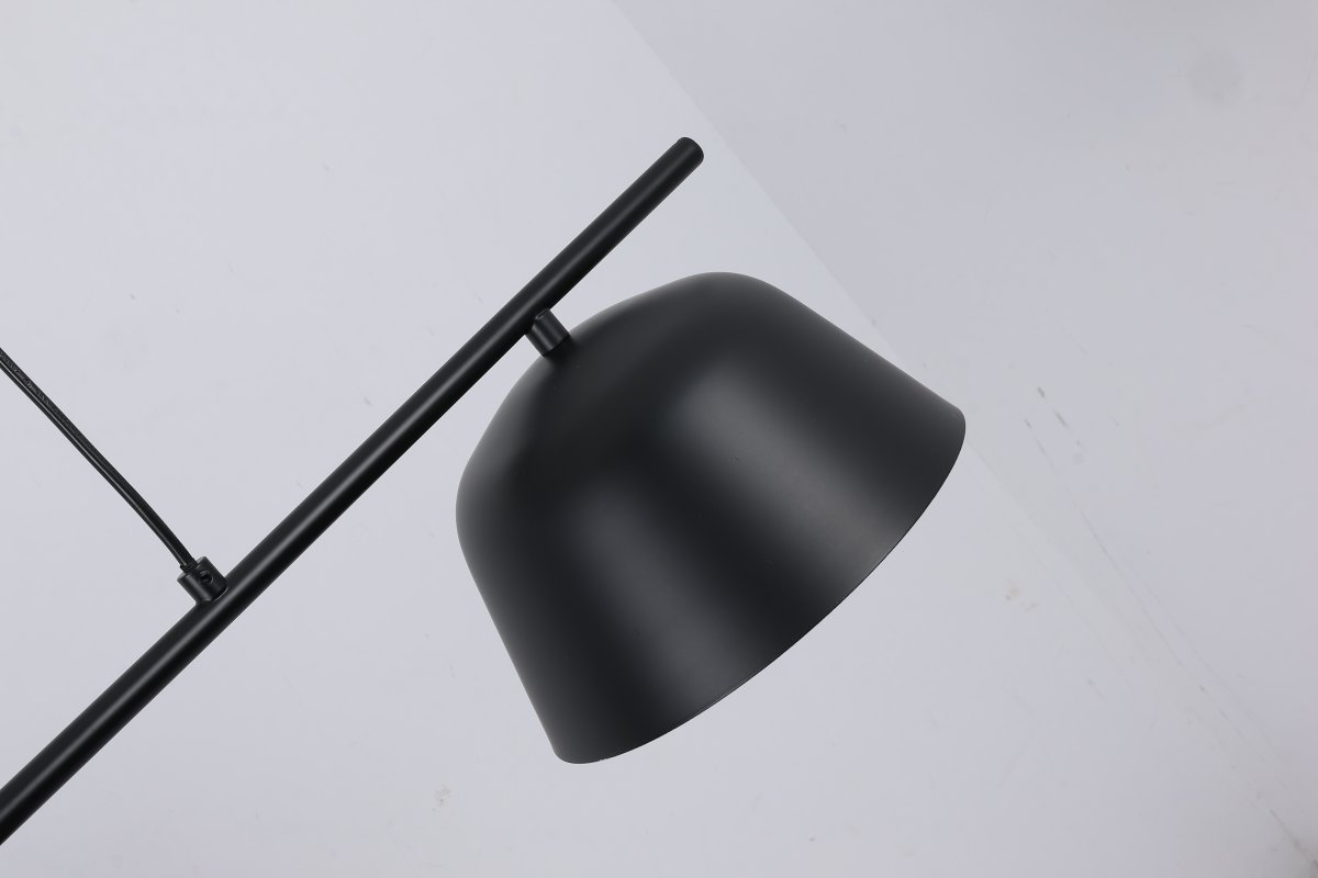Pop 142cm Zwart hanglamp Van Nordic Lighting - Pop is een stijlvolle plafondlamp van metaal met een zwarte afwerking die een rustige en moderne indruk geeft.
