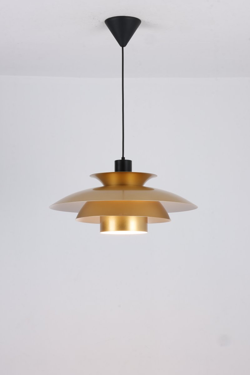 Stealth 2 Ø50 Goud hanglamp Van Nordic Lighting - De gelaagde kappen zorgen voor een aangenaam en gericht licht en dragen bij aan de decoratieve vorm van de lamp.