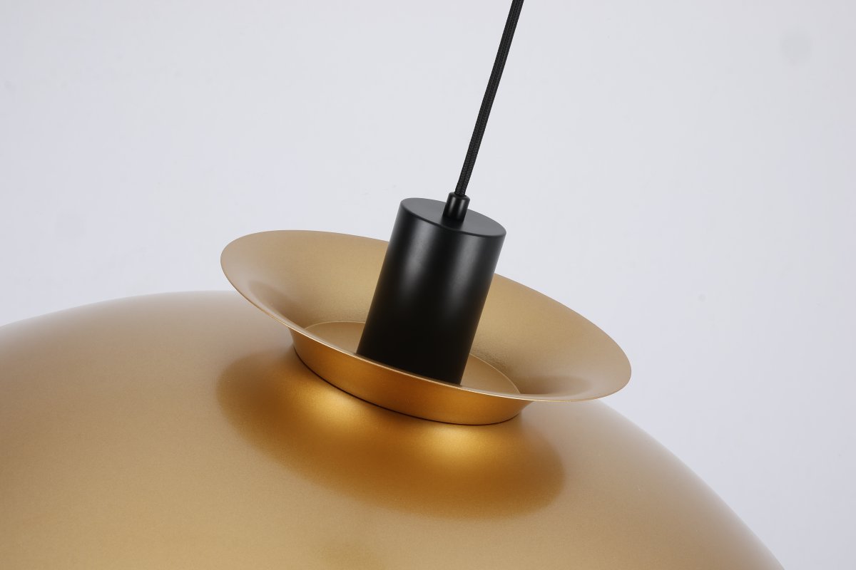 Stealth 2 Ø50 Goud hanglamp Van Nordic Lighting - De gelaagde kappen zorgen voor een aangenaam en gericht licht en dragen bij aan de decoratieve vorm van de lamp.
