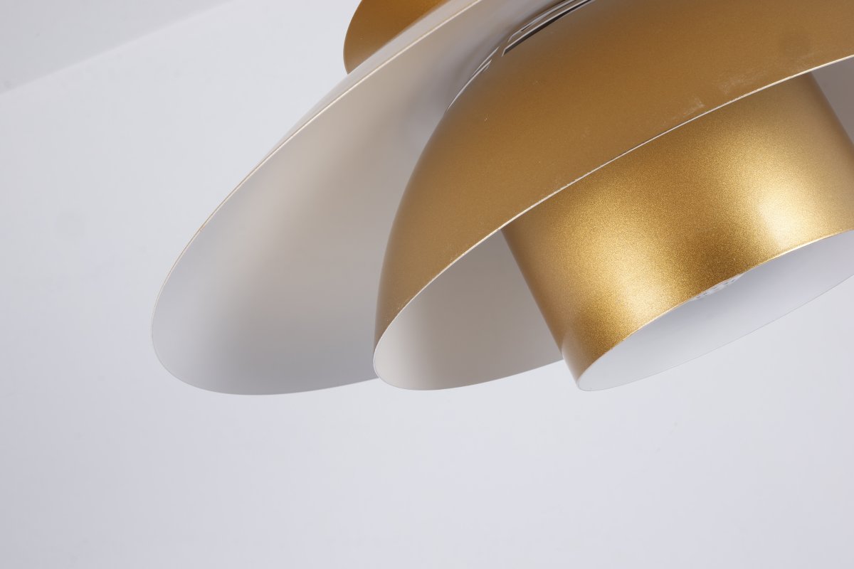 Stealth 2 Ø50 Goud hanglamp Van Nordic Lighting - De gelaagde kappen zorgen voor een aangenaam en gericht licht en dragen bij aan de decoratieve vorm van de lamp.