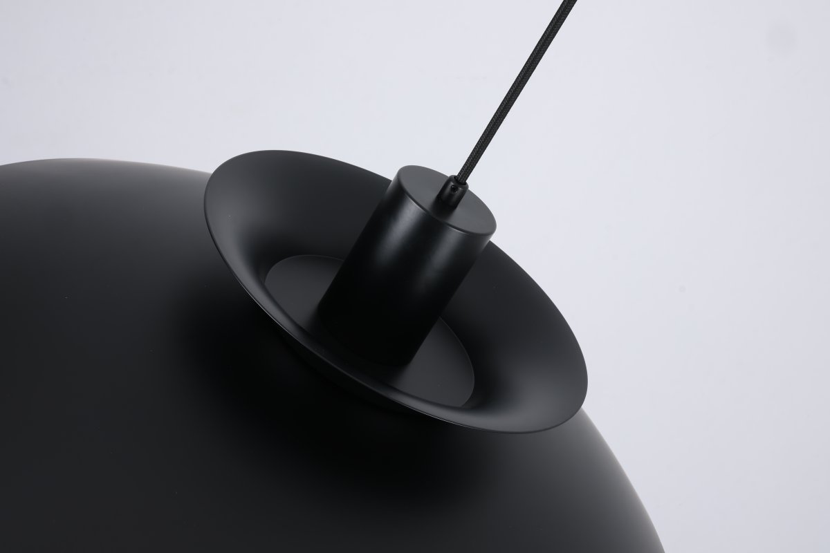 Stealth 2 Ø50 Zwart hanglamp Van Nordic Lighting - De gelaagde kappen geven een aangenaam en gericht licht en dragen bij aan de decoratieve vorm van de lamp.